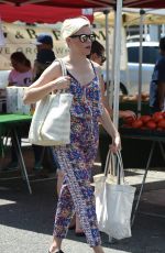 ELIZABETH BANKS Shopping at Farmers Market in Los Angeles 07/16/2017