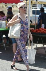 ELIZABETH BANKS Shopping at Farmers Market in Los Angeles 07/16/2017
