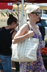 ELIZABETH BANKS Shopping at Farmers Market in Los Angeles 07/16/2017