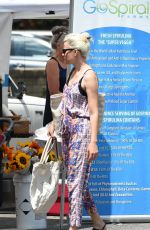 ELIZABETH BANKS Shopping at Farmers Market in Los Angeles 07/16/2017