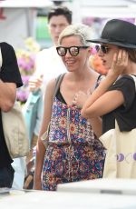 ELIZABETH BANKS Shopping at Farmers Market in Los Angeles 07/16/2017
