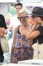 ELIZABETH BANKS Shopping at Farmers Market in Los Angeles 07/16/2017