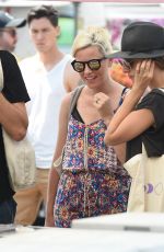 ELIZABETH BANKS Shopping at Farmers Market in Los Angeles 07/16/2017