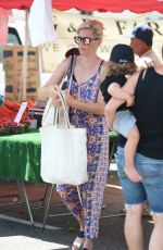 ELIZABETH BANKS Shopping at Farmers Market in Los Angeles 07/16/2017