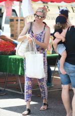 ELIZABETH BANKS Shopping at Farmers Market in Los Angeles 07/16/2017