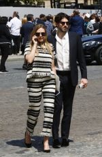 ELIZABETH OLSEN Looking for a Cab in Paris 07/03/2017