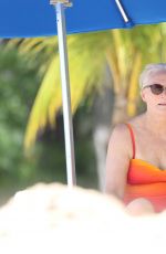 GLENN CLOSE Paddleboarding in Barbados 07/02/2017