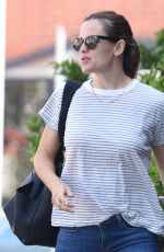 JENNIFER GARNER at Upscale Eatery Tavern in Brentwood 07/03/2017