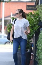 JENNIFER GARNER at Upscale Eatery Tavern in Brentwood 07/03/2017