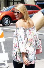 JODIE SWEETIN Shopping at Farmer