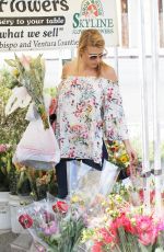 JODIE SWEETIN Shopping at Farmer