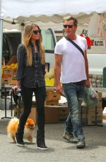 SOPHIA THOMALLA Shopping at Farmer