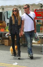 SOPHIA THOMALLA Shopping at Farmer