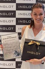 AGNIESZKA RADWANSKA Signing Autographs in New York 08/28/2017