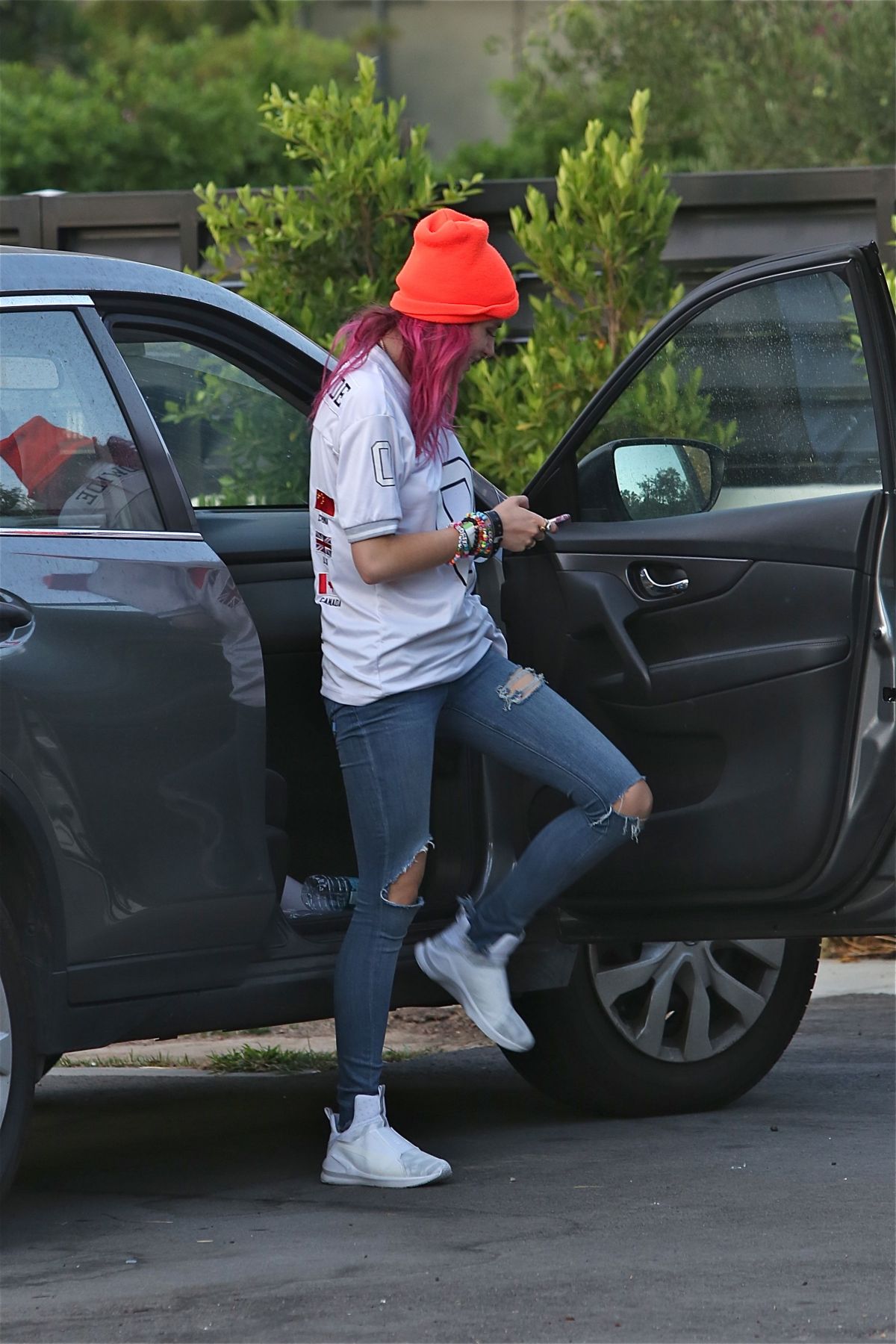 BELLA THORNE Arrives at Her Home in Los Angeles 08/03/2017 BELLA THORNE Arrives at Her Home in Los Angeles 08/03/2017