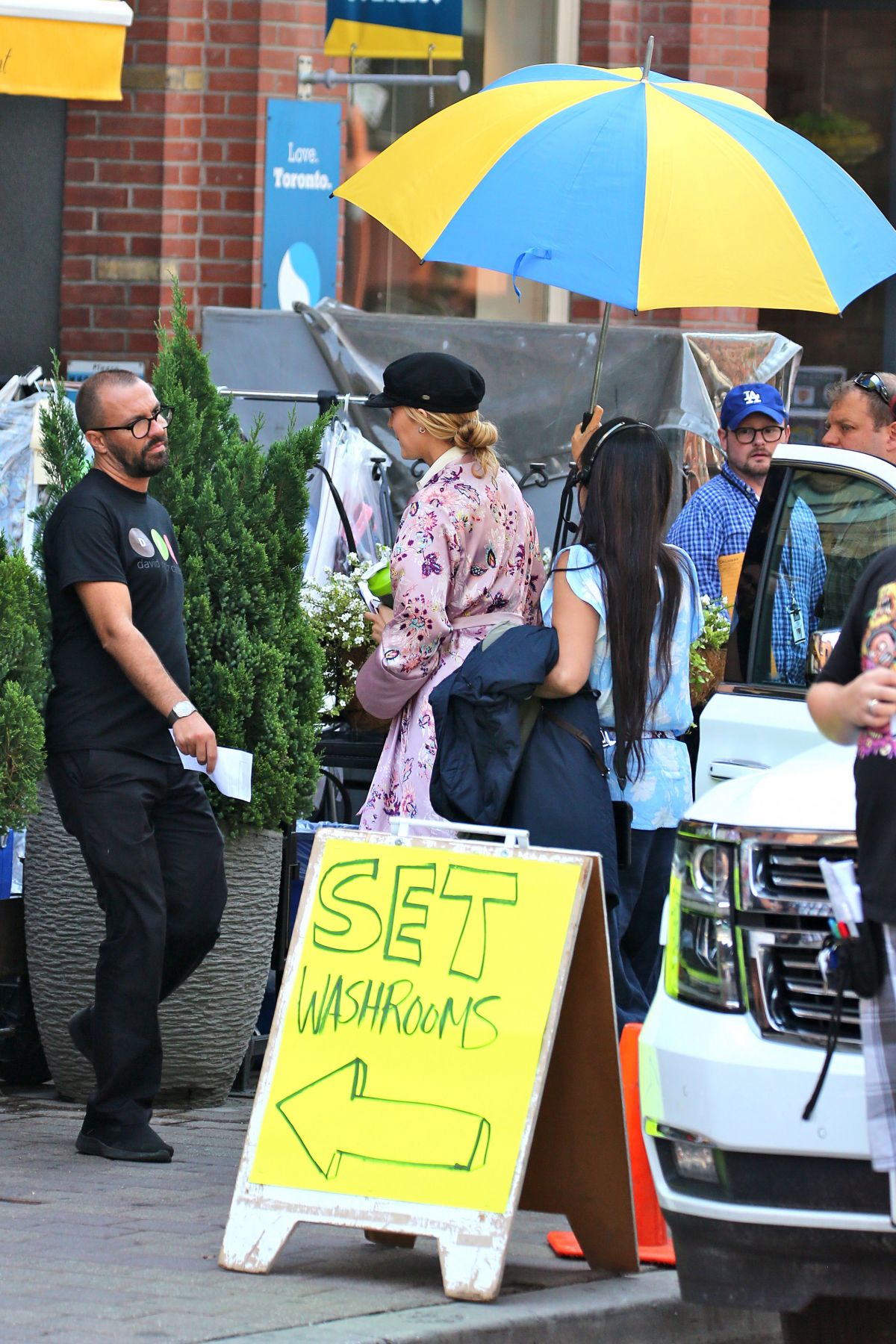 Blake Lively On The Set Of A Simple Favor In Toronto 08 21 2017
