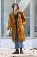 EMMA STONE on the Set of Netflix