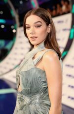 HAILEE STEINFELD at 2017 MTV Video Music Awards in Los Angeles 08/27/2017