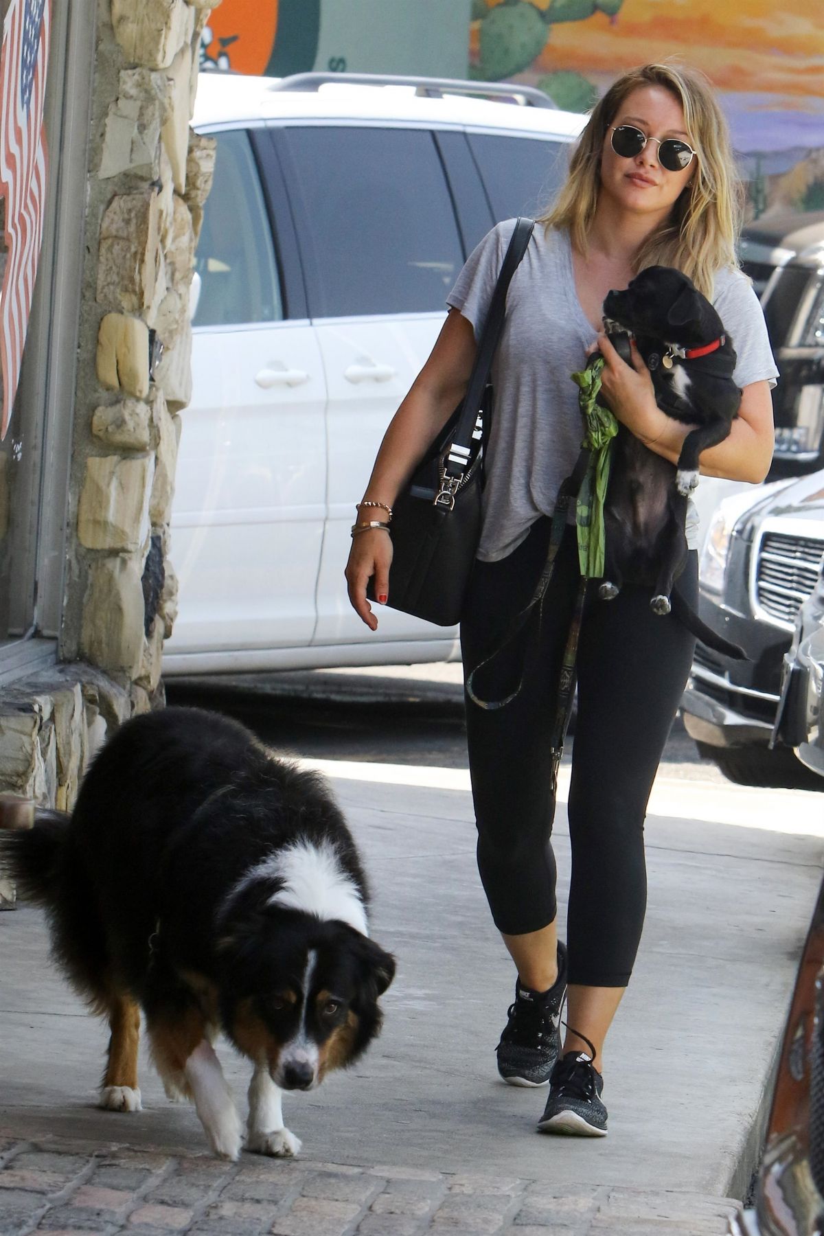 HILARY DUFF at a Vet in Sherman Oaks 08/26/2017 HILARY DUFF at a Vet in Sherman Oaks 08/26/2017