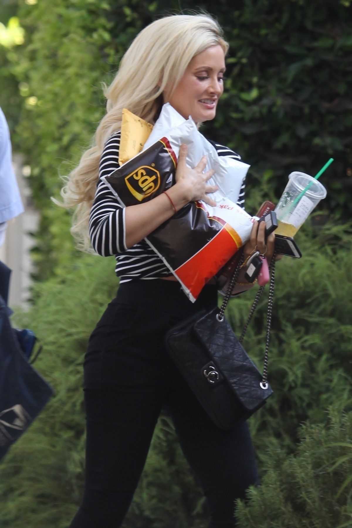 HOLLY MADISON Out and About in Hollywood 08/19/2017 HOLLY MADISON Out and About in Hollywood 08/19/2017