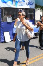 JAZMYN SIMON Shoping at Farmer