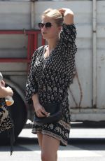 JODIE SWEETIN Shopping at Farmer