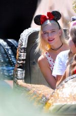 KARLIE KLOSS Celebrates Her 25th Birthday with $15,000 Lunch at Disneyland 08/04/2017