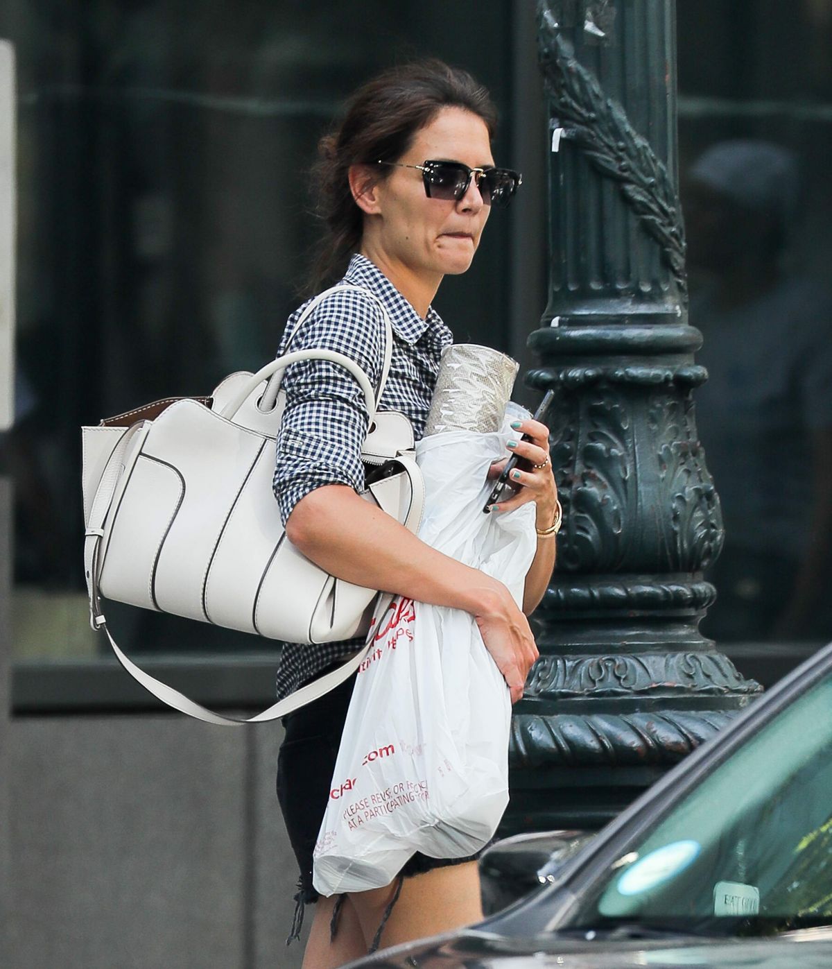KATIE HOLMES Shopping Home Decor in New York 08/12/2017 – HawtCelebs