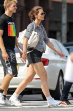 KATIE HOLMES Shopping Home Decor in New York 08/12/2017