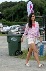 KATIE LEE Paddle Boards in Hamptons Paddle for Pink Event in Sag Harbor 08/05/2017