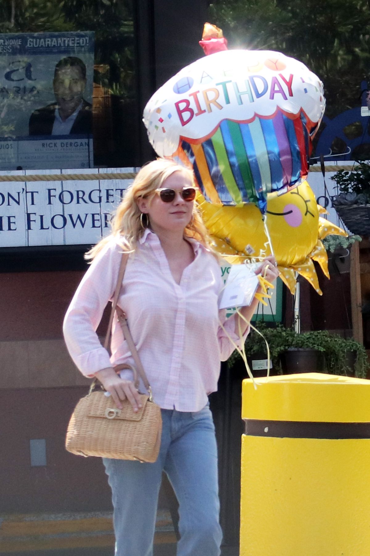 KIRSTEN DUNST Leaves a Party Store in Los Angeles 08/23/2017 KIRSTEN DUNST Leaves a Party Store in Los Angeles 08/23/2017