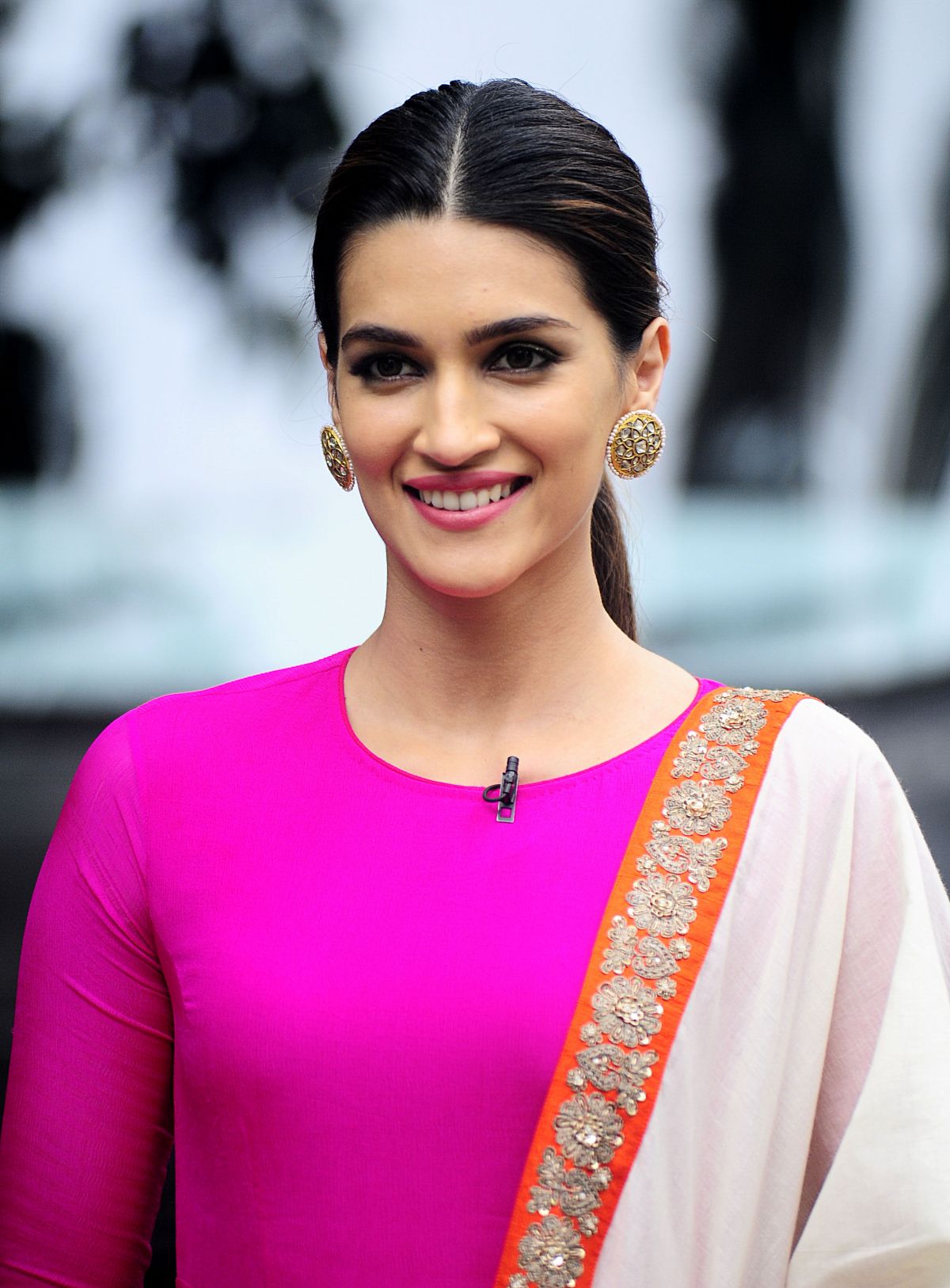 [Image: kriti-sanon-at-promotional-event-for-for...2017_1.jpg]