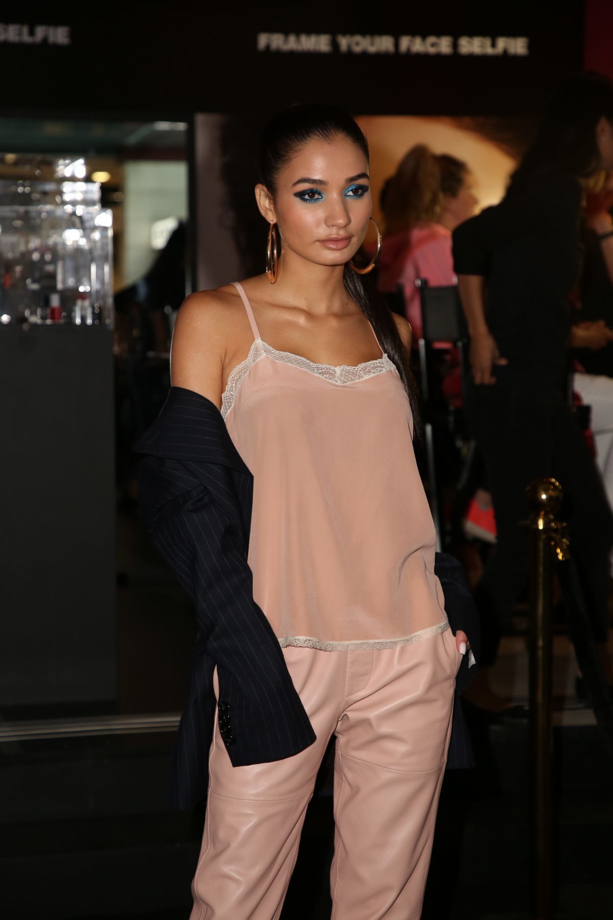 PIA MIA PEREZ Open World’s First Selfie-powered Store in Sydney 08/11 ...