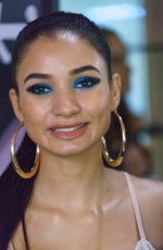 PIA MIA PEREZ Open World