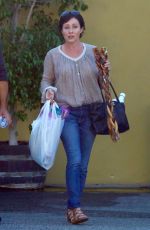 SHANNEN DOHERTY Shopping at Petstaurant in Sherman Oaks 08/22/2017
