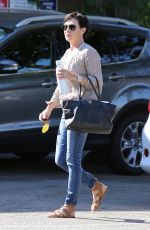 SHANNEN DOHERTY Shopping at Petstaurant in Sherman Oaks 08/22/2017