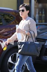 SHANNEN DOHERTY Shopping at Petstaurant in Sherman Oaks 08/22/2017