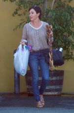SHANNEN DOHERTY Shopping at Petstaurant in Sherman Oaks 08/22/2017