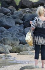 STACY FERGIE FERGUSON on Vacation in Hawaii 08/09/2017