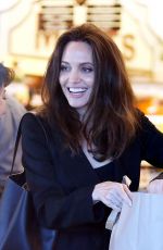 ANGELINA JOLE Shopping Grocery in Los Feliz 09/24/2017
