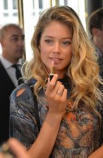 DOUTZEN KROES at Color Riche L
