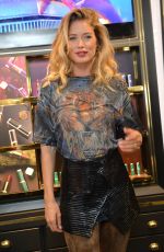 DOUTZEN KROES at Color Riche L