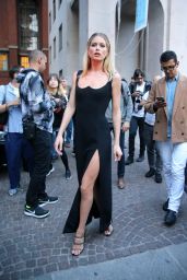 DOUTZEN KROES Leaves Versace Fashion Show in Milan 09/22/2017