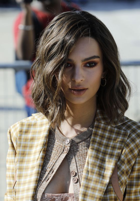 EMILY RATAJKOWSKI Arrivaes at Nina Ricci Fashion Show in Paris 09/29/2017
