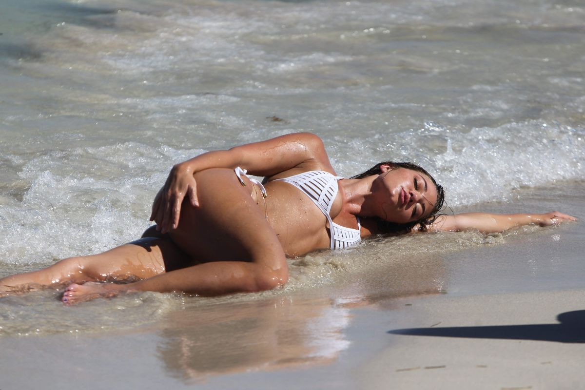 erika-costell-in-bikini-on-teh-set-of-a-photoshoot-in-miami-beach-09-01-201...