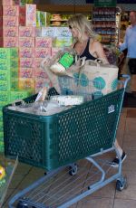 GOLDIE HAWN Shopping at Whole Foods in Los Angeles 09/03/2017