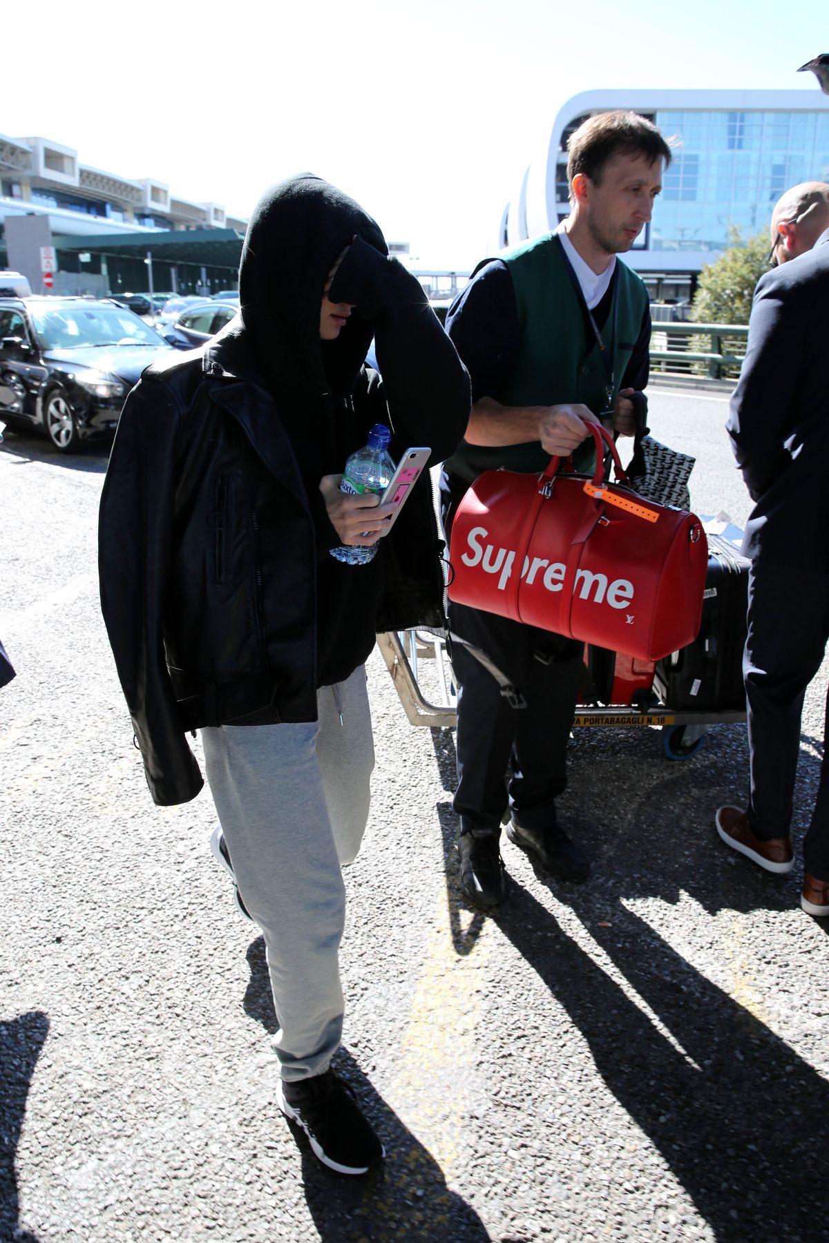 HAILEY BALDWIN Arrives at Malpensa Airport in Milan 09/20/2017 HAILEY BALDWIN Arrives at Malpensa Airport in Milan 09/20/2017
