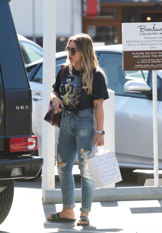HILARY DUFF Out for Lunch in Brentwood 09/24/2017