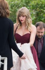 TAYLOR SWIFT at Friend\