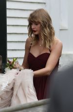 TAYLOR SWIFT at Friend\